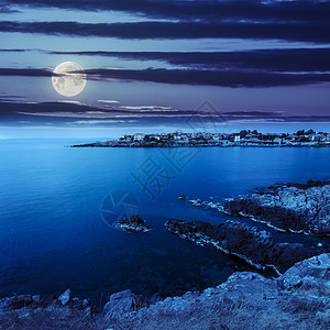 地球海角悬崖深夜在靠近海边的岩石海岸上背景