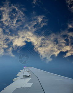 空中飞机翼云表 航空公司 白色的 高度 高的 翅膀 气氛 航班背景图片