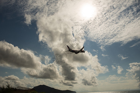 搭乘客机从机场起飞 跑道 高的 翅膀 降落 地平线图片