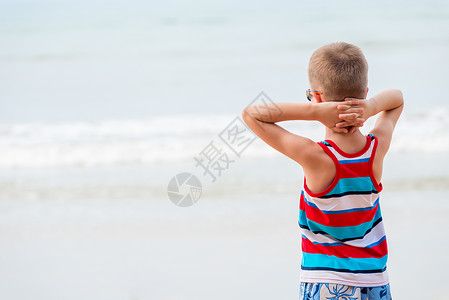 男孩在海上度假 放松看海图片