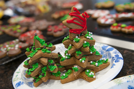 假日姜饼饼干 结霜 红色的 香料 圣诞节 喜庆的 霜背景图片