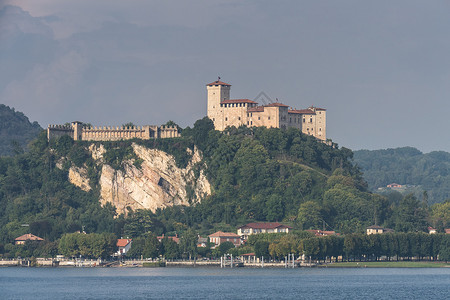 位于意大利皮埃蒙特湖安热拉的安热拉罗卡-安热拉城堡高清图片
