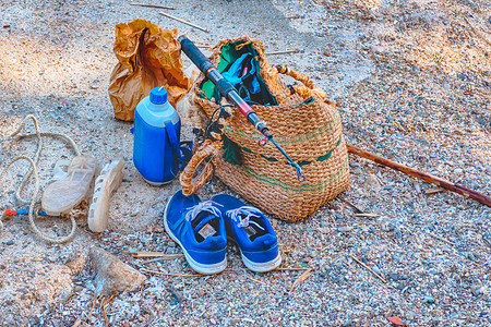 钓鱼鞋素材沙子上的渔袋背景