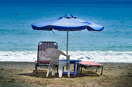 太阳休息人和雨伞 夏天 椅子 床 旅行 蓝色的 克里特背景图片