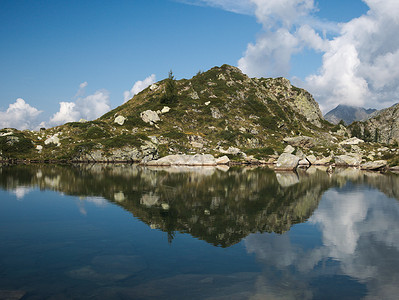 山对贝加莫阿尔卑斯山上小高山湖的反射背景图片