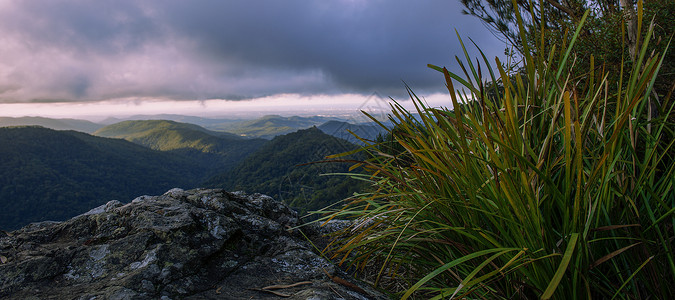 从金海岸内地的山区景象 旅行 昆士兰 云 假期 橙子背景图片