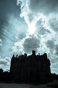 布拉尼城堡黑暗休眠 吓人 看着中世纪城堡的太阳向后闪光背景