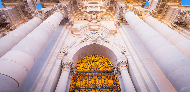 意大利西西西里锡拉库兹巴洛克大教堂入口处 历史 游客图片