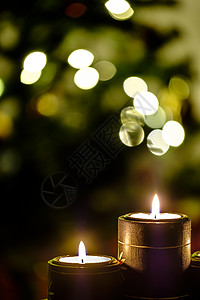 带背景树灯的蜡烛和圣诞树灯 问候卡 冬天 快活的 圣诞灯背景图片
