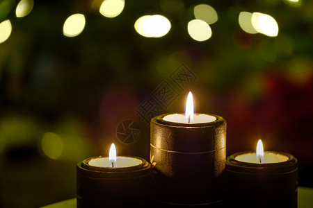 带背景树灯的蜡烛和圣诞树灯 庆典 圣诞节快乐 假期 圣诞快乐背景图片