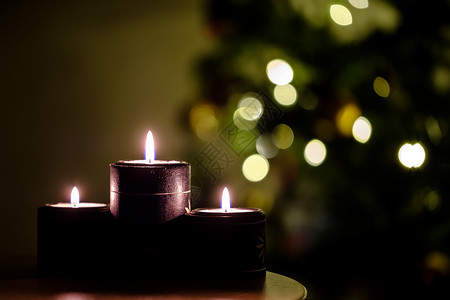 带背景树灯的蜡烛和圣诞树灯 佳节 问候卡 喜庆的 冬季背景图片