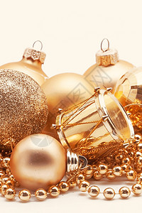 圣诞金装饰 球 珠珠 钟声关闭 庆典 装饰品 电灯泡背景图片