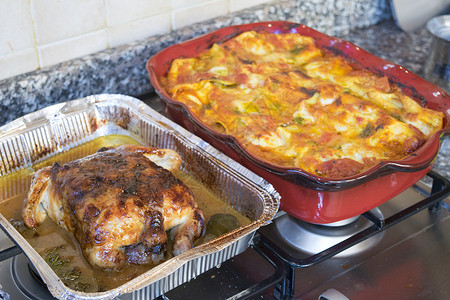 填饱鸡肉和意大利面条 从烤箱里拿出来高清图片