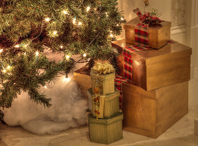 圣诞礼物和圣诞树下的白灯背景图片