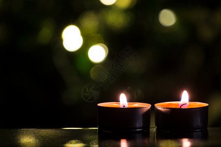 圣诞树和蜡烛背景图片