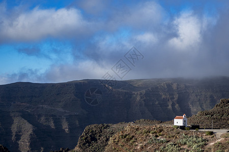 戈梅拉岛的古代卢佩小教堂 建筑 纪念碑 云 高地背景图片