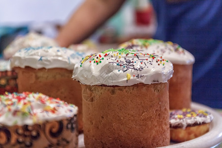 古早味蛋糕几个库利奇 俄罗斯传统的复活节面包 有梅林古 春天 刨冰背景