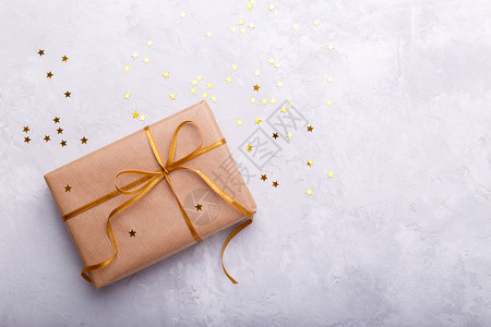 工艺纸包裹的礼盒 金子 简单的 物品 盒子 卡片背景图片