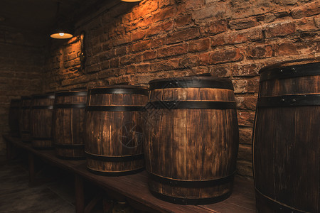 酒窖里的桶子 饮料 店铺 藤蔓 老化 精酿啤酒 橡木图片