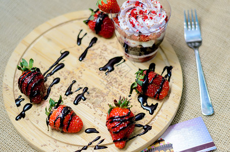 草莓蛋糕店名片甜点加蓝莓奶油和草莓背景