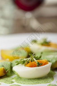 配鸡蛋和土豆的绿酱 韭菜 龙蒿 荒野 午餐 草药高清图片