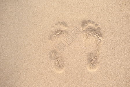 女人在沙滩上的脚印 夏季 海边沙滩上的一排脚印 暑假图片