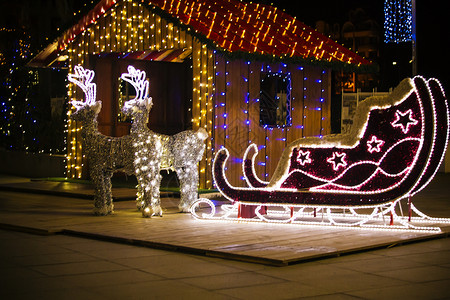 鹿雪橇圣诞装饰品-驯鹿和雪橇 圣诞彩灯 圣诞之夜 灯火通明的雪橇和两只鹿 圣诞老人 十二月背景