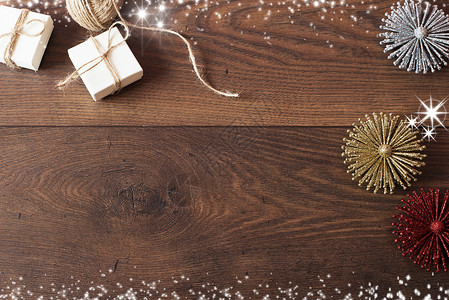 圣诞背景与装饰品和礼品盒在木板上 与拷贝空间的蓝色闪闪发光的假日背景 圣诞节主题与礼物和 tex 的自由空间 假期 空的背景图片