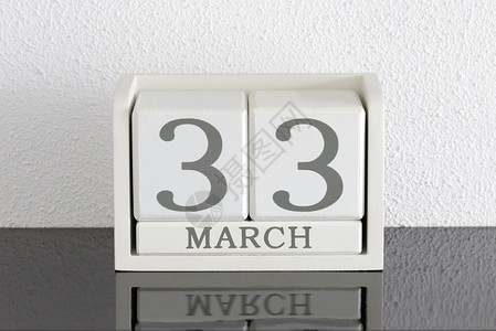 白色块日历当前日期 33 和月份 3 月 - 额外的一天 假期 反射背景图片