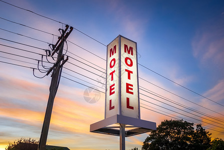 日落时的古老汽车旅馆标志 发光的 老了 旅行 蓝色的背景图片