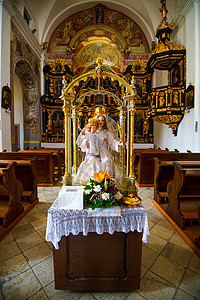 奥利匹克精神斯洛文尼亚奥利姆耶一所教堂内装饰精美的内地 历史 金的背景