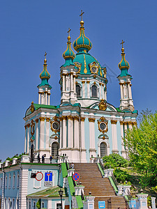 在无云的蓝色天空中 古代教堂的金绿色圆顶背景图片