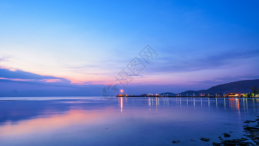 高三井纳松码头的天色暮光背景图片