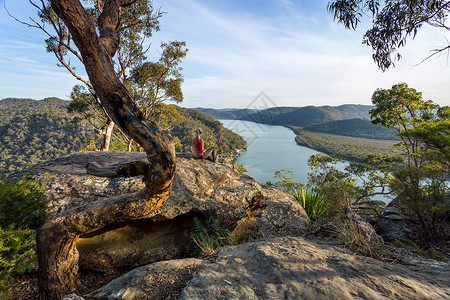 女性在澳洲灌木林地的河流风景中图片