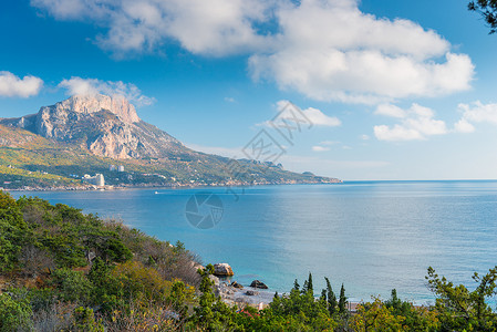 秋天阳光明媚的光景山峰和海景风景景观图片