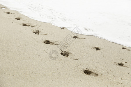 沙滩上的脚印 小路 脚步声 踪迹 自由 水 浪漫的 假期背景图片