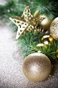 圣诞装饰品和常青杉树枝 枞树 金子 假期背景图片