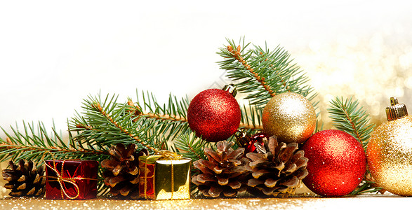 圣诞卡 红色的 闪亮的 松树 庆典 假期 绿色的 球背景图片
