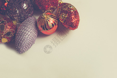 深红色的圣诞以红色 深红色 粉色和淡紫色 c 设置的圣诞装饰的顶部视图 卡片背景