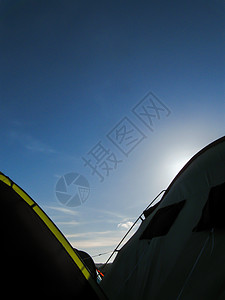 黄昏时的帐篷节背景图片