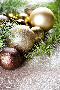 圣诞装饰品和常青杉树枝 新年 金的 冷杉 庆典背景图片