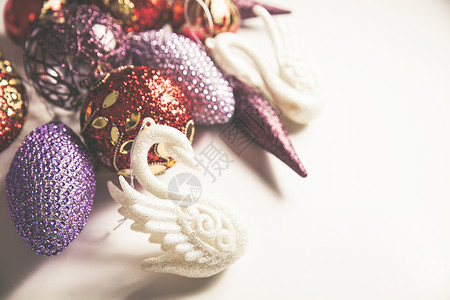 深红色的圣诞以红色 深红色 粉色和淡紫色 c 设置的圣诞装饰的顶部视图 玩具 雪花背景