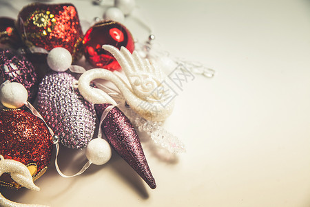 深红色的圣诞以红色 深红色 粉色和淡紫色 c 设置的圣诞装饰的顶部视图 金的 问候语背景
