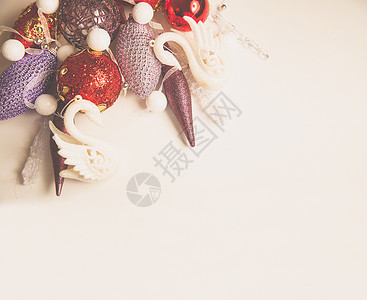 深红色的圣诞以红色 深红色 粉色和淡紫色 c 设置的圣诞装饰的顶部视图 小玩意儿 球背景