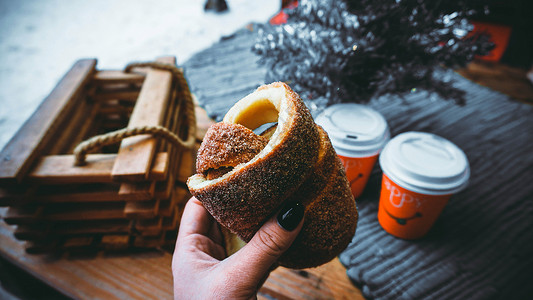 全国碳市场妇女手握着Trdlo或Trdelnik 这是布拉格的一条全国街头食品背景