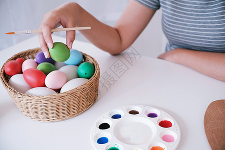 画鸡蛋女人在家里画复活节鸡蛋 家人为复活节做准备 女孩 季节背景