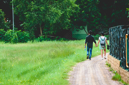 夫妇在公园中行走 拥抱拥抱 健康的生活方式 女孩 深情关怀 享受图片