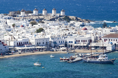 希腊的提诺斯岛米科诺斯镇港口的全景 以及著名的风车 欧洲背景