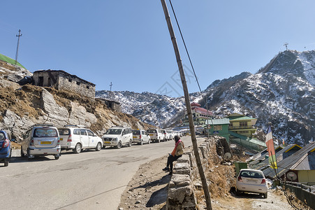 2019年1月1日 旅游车停在东锡金喜马拉雅山的Nathhu La中国山口附近背景图片