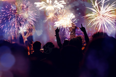 人群看烟花-新年庆祝活动-抽象假期 青年 钟背景图片